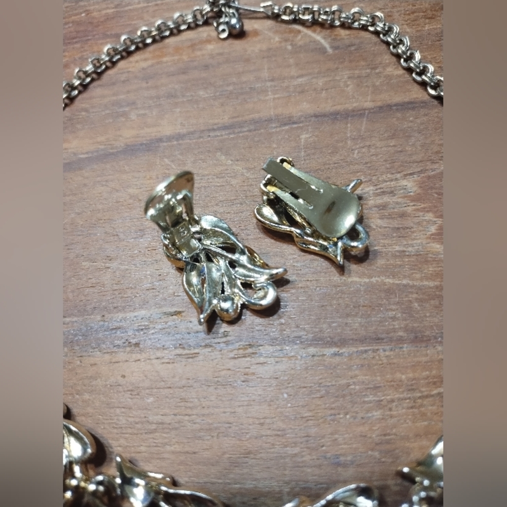 Vintage Gold & White Enamel Choker With Matching Clip-On Earrings, Coro … - Picture 6 of 9